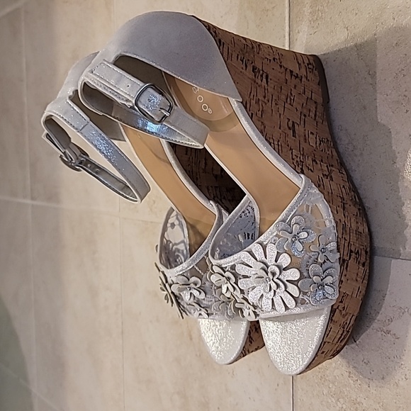 Sandals - Picture 2 of 3